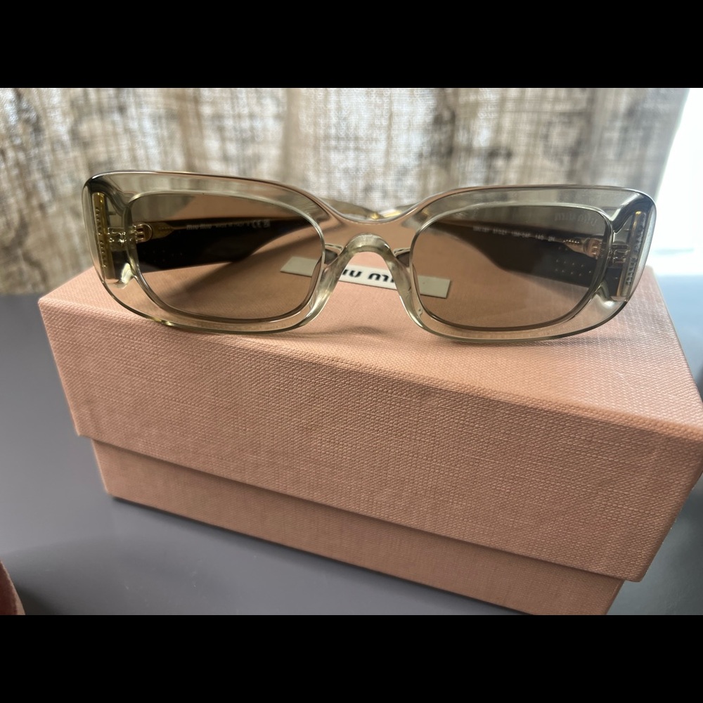 Miu Miu08YS, a solid-colored light brown rectangle - Picture 6 of 7
